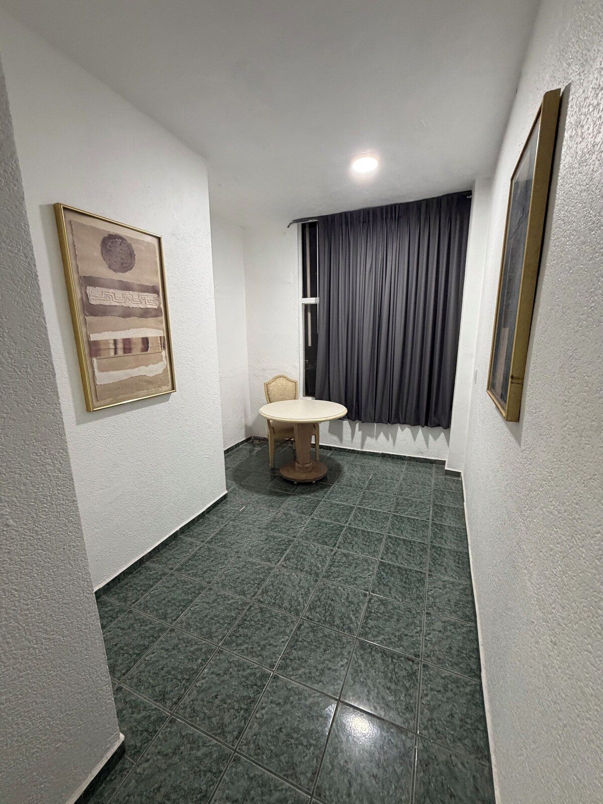 Área de estar en un pasillo de Hotel Plaza