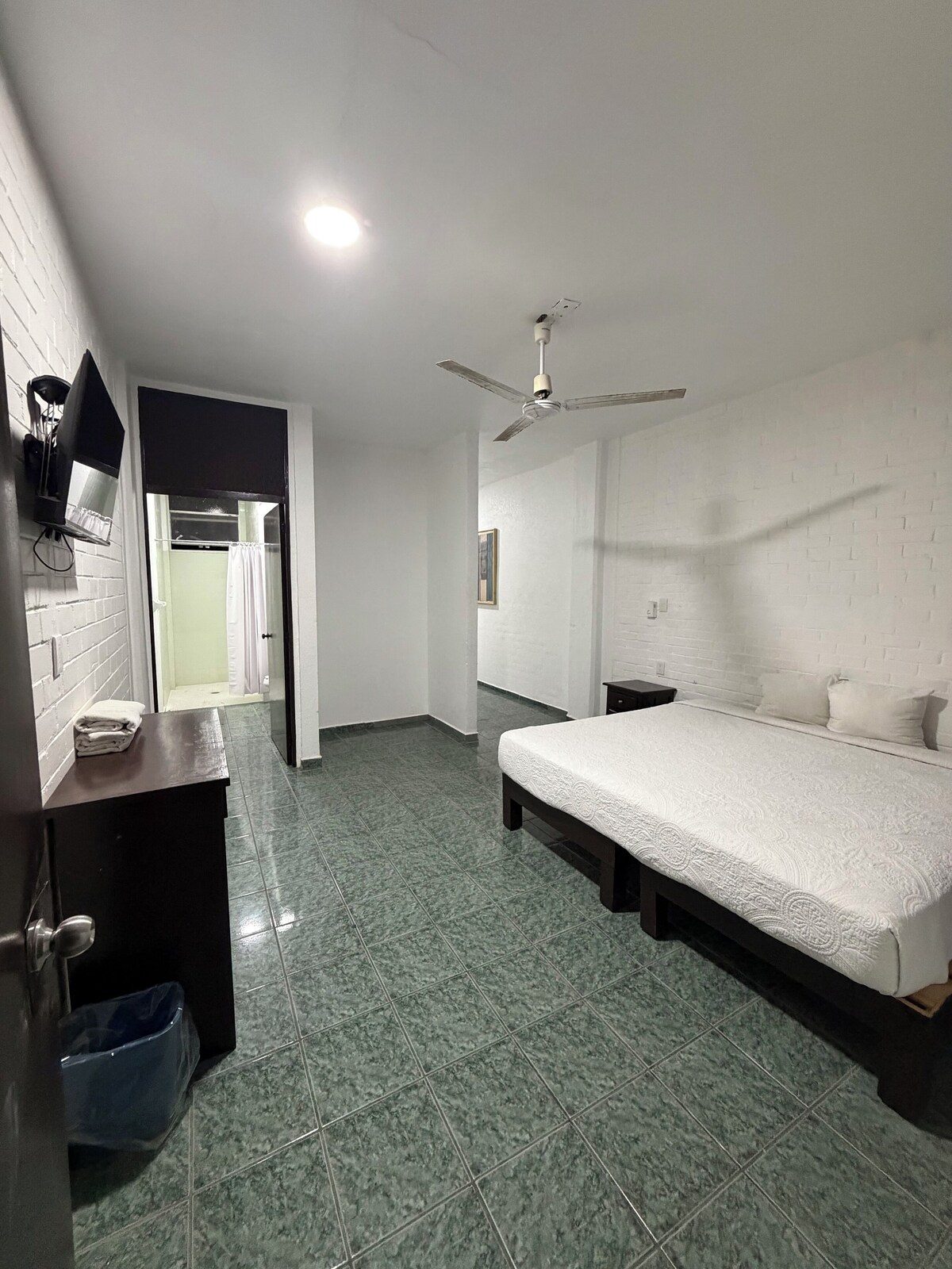 Habitación con cama king size en Hotel Plaza